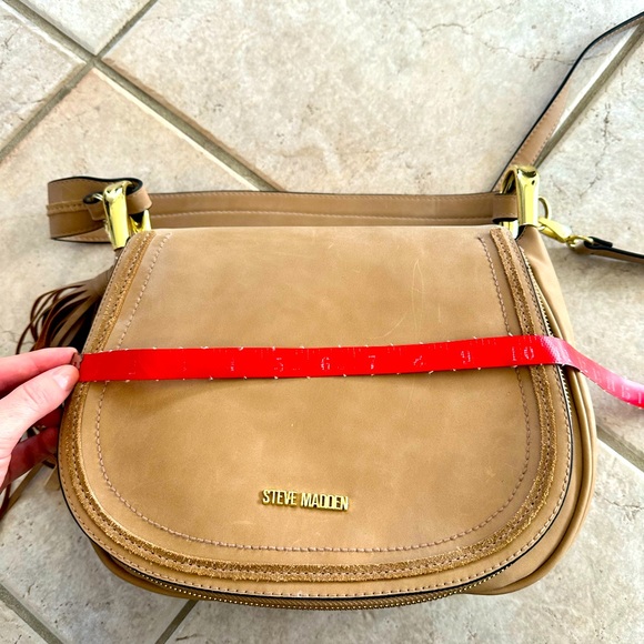 Sandy/Tan Steve Madden Purse with Gold Hardware - Picture 9 of 9
